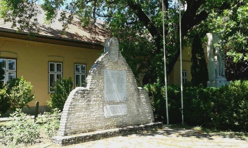 curiális nemesi telkeknek ismerték el. 1698-ban Lipót király a sápi lakosok nemesi kiváltságait újból megerősítette.