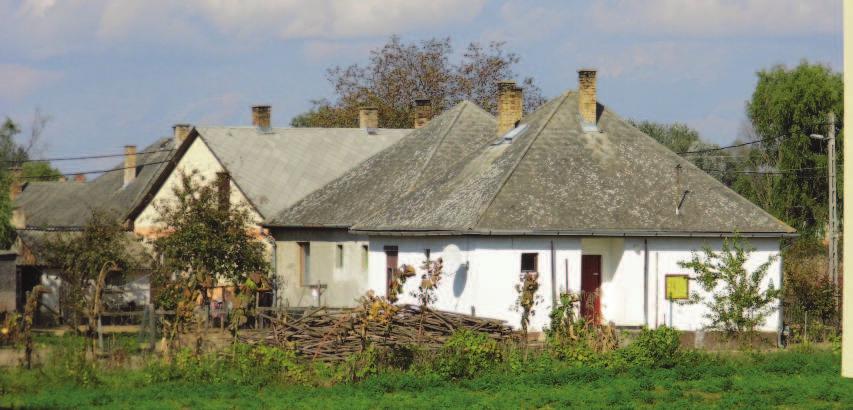 Ha kialakult nyeregtetős vagy csonka kontyolt nyeregtetős házakból álló utcaképbe új lakóház épül, akkor oda ne tördelt tetőformájú
