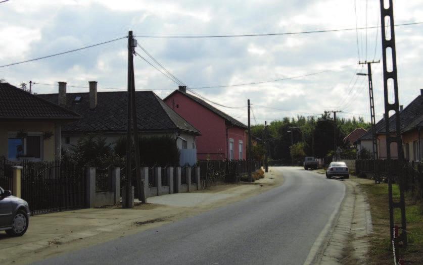 A járófelületeket gondos tervezés során kerüljenek kialakításra, hiszen azoknak illszkedniük kell a zöldfelületek szegélyeihez és a kerítések lábazataihoz.