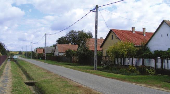 Általában hagyományos oromfalas (csonkakonttyal vagy anélkül) homlokzatú házak sorakoznak az utcákban.