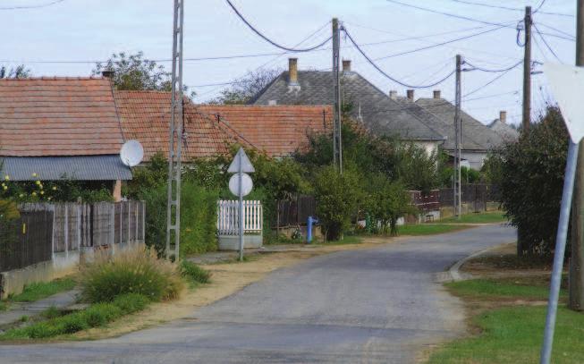 54 Építészeti útmutató UTCÁK A településkép javításához sokszor nem szükséges nagy beavatkozás, a rendezettség érzésének elérése már fél siker.