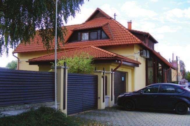 64 Jó példák Javaslatok: - Tetősíkban tökéletesen illeszkedő napelemek, színben, felületben is a lehető legkevésbé feltűnő megoldás.