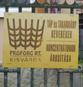 Ezeknek a tábláknak a célja elsősorban a figyelemfelkeltés, ezért sokszor élénk színekkel vagy túlzottan nagy méretű táblák kihelyezésével próbálják ezt elérni.