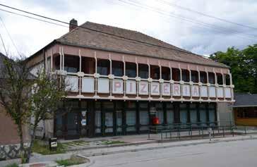 Lakóhelyiséget csak az udvari oldalon, vagy az emeleten,