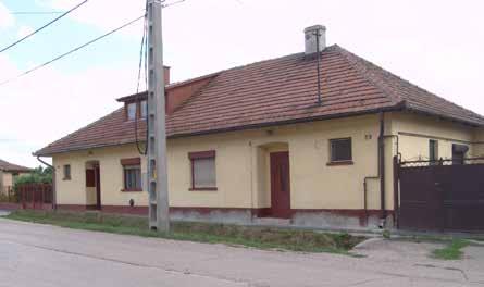 vagy tetőtéri szint létesítésével is bővültek a lakóházak.