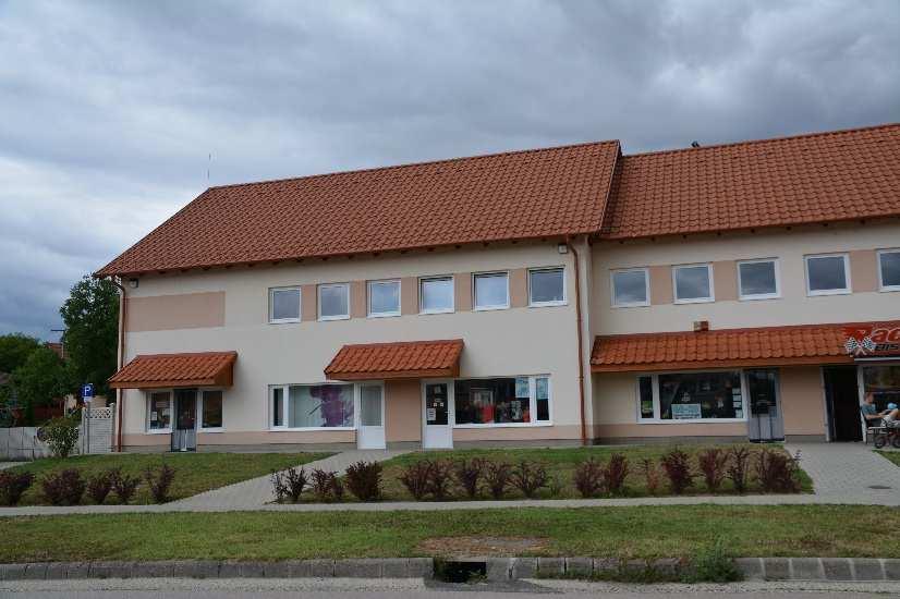 A háztető az épület ötödik homlokzata. Ha erre gondolunk, akkor megértjük miért fontos döntés egy házfelújításkor, vagy új ház építésekor a tetőfelület anyagának és színének megválasztása.
