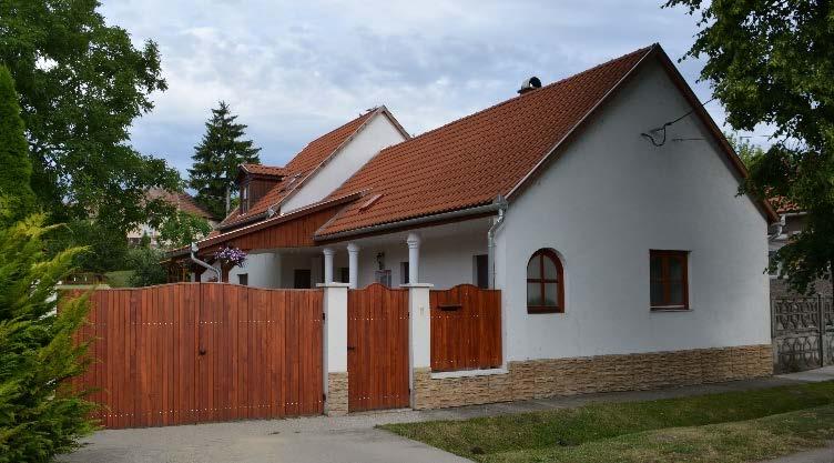 6. JÓ PÉLDÁK ÉPÜLETEKRE, ÉPÍTÉSZETI RÉSZLETEKRE, ZÖLDFELÜLETEKRE HÁZAK, A HOMLOKZAT ÉS A TÖMEG FORMÁLÁSA, SZÍNEZÉS, ANYAGHASZNÁLAT A homlokzatok