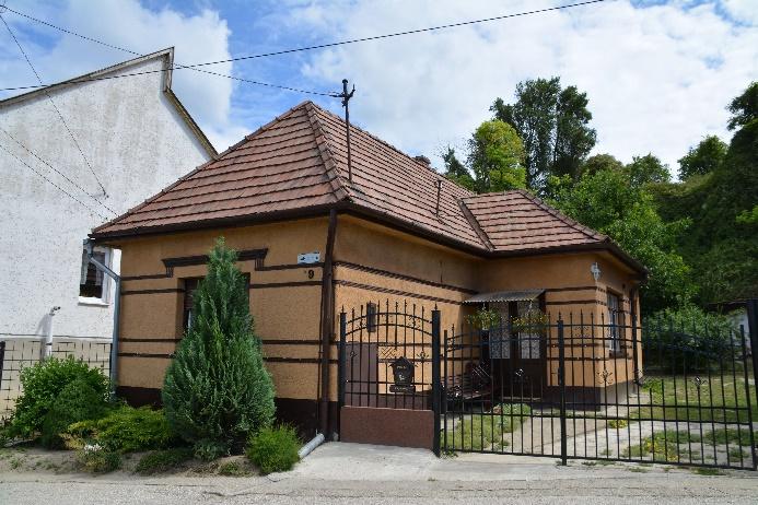Az épület lábazata általában helyi építőanyagból