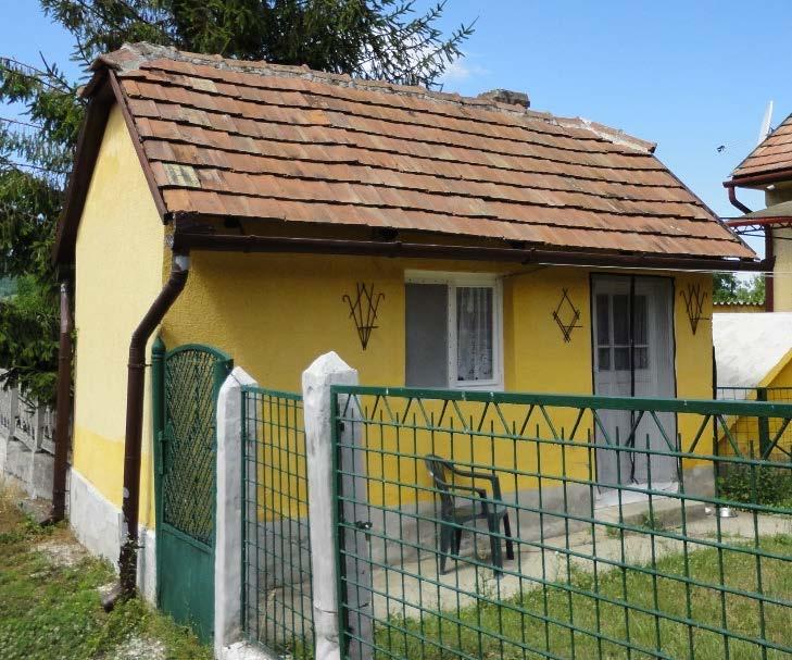 Kedvezőbb megoldás, ha az épület mellett, vagy a kapubejárattól nem messzire található hely és megoldás a járműelhelyezésre.