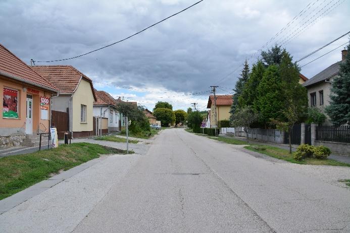 A közterületeket bárki bármikor használhatja, közlekedhet az utcákon, zöldfelületeiben felfrissülhetnek a lakosok, a közterek találkozási pontok.