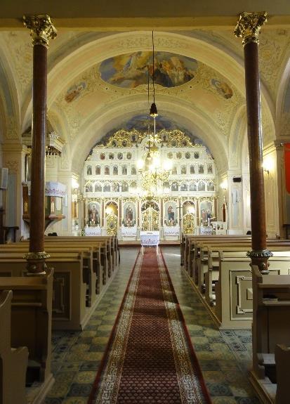 A főbejárati, kőkeretes kapu zárókövén virágmotívum és az 1832 -es évszám látható.