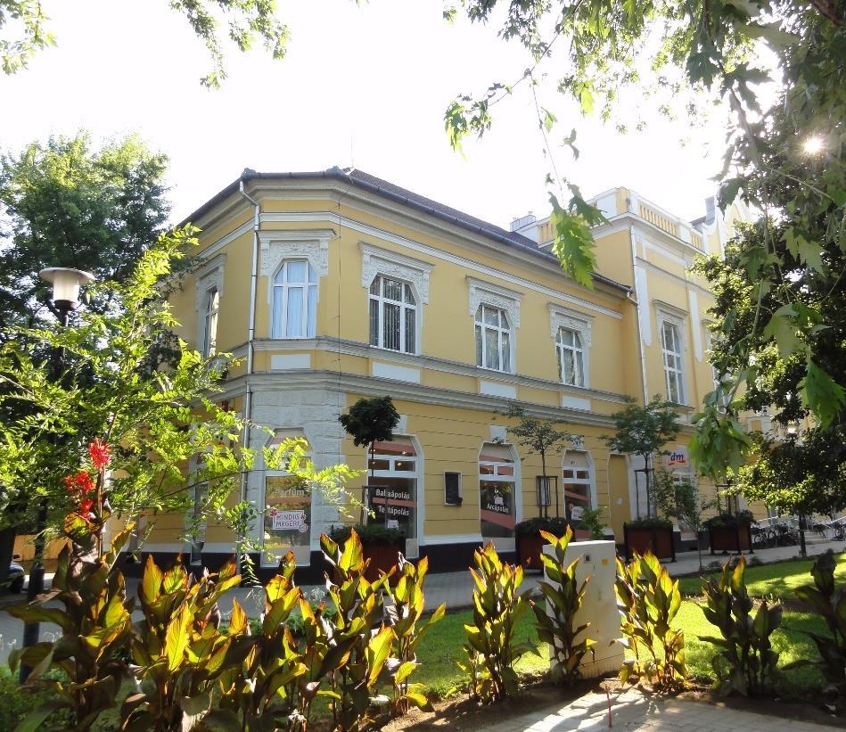 között. A mai kor szelleméhez hídként köti hozzá a régmúlt értékeit.