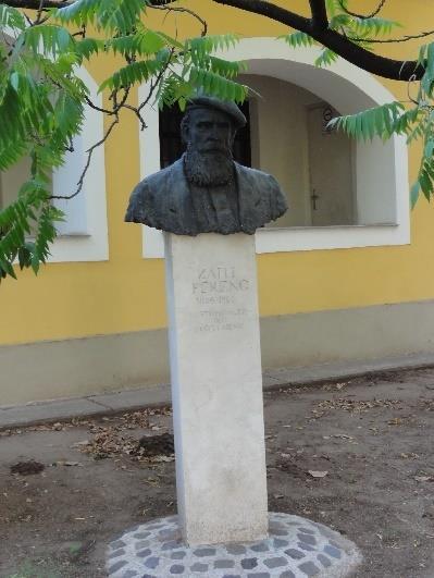 Macskakő vezet bennünket az épület boltíves bejáratához.
