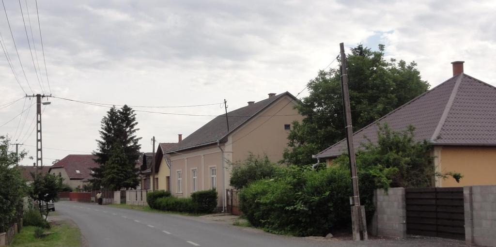 Újfehértó - TAK 23 TELEPÜLÉSKARAKTER Mezővárosi lakóterület településrész A városmagból a város pereme felé sétálva fedezhetjük fel az évszázadok során kialakuló mezővárosi, kisvárosi karaktert