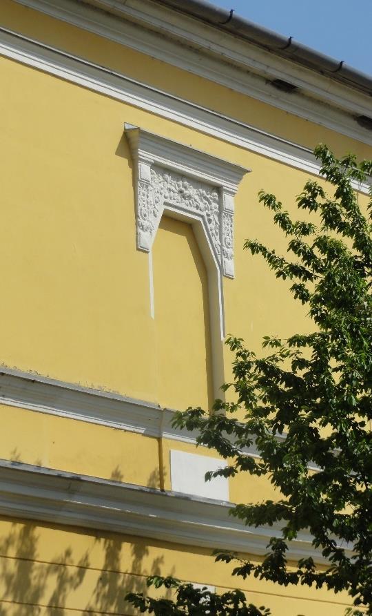 Újfehértó - TAK 35 Homlokzatképzés, anyaghasználat Anyaghasználat szempontjából a természetes anyagok tégla, vakolt felületek részesítendők előnyben.
