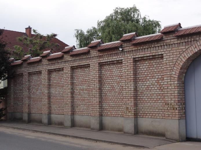 valamint az áttört kerítés alkalmazása javasolt.