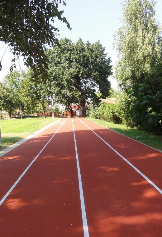 A Művelődési Központ és Könyvtár épülete előtt kialakított