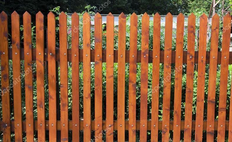 Jellemző az áttört, fém illetve fából lécekkel kialakított, valamint a növényzettel