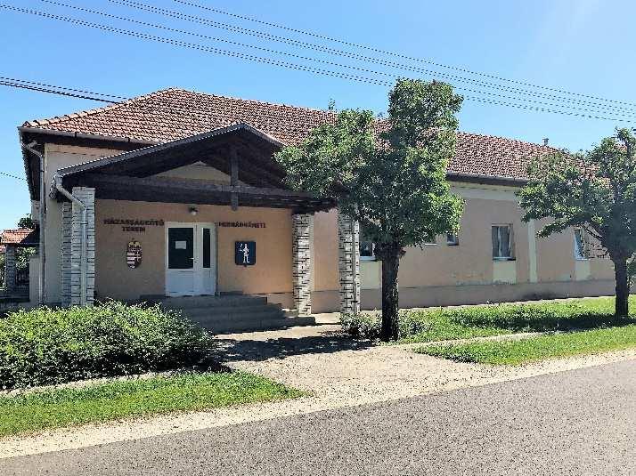 A település ősi központja a Kossuth utca mentén alakult ki, jelenleg itt található a Polgármesteri Hivatal, a református templom, mini bölcsőde, orvosi