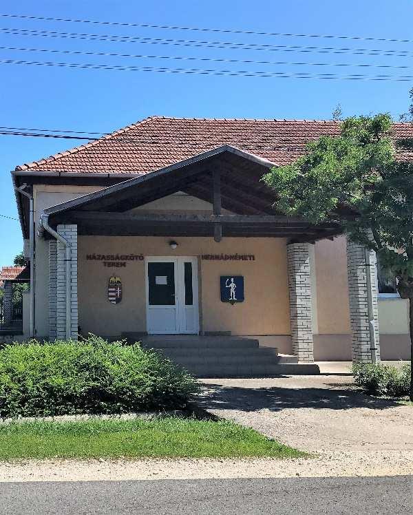 az épület kialakítása, anyaghasználata,