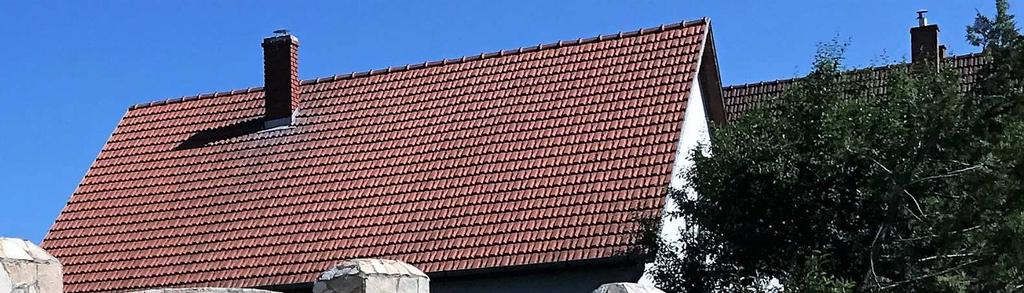 A tetők palával, lemezzel, fával, cserepekkel fedettek.