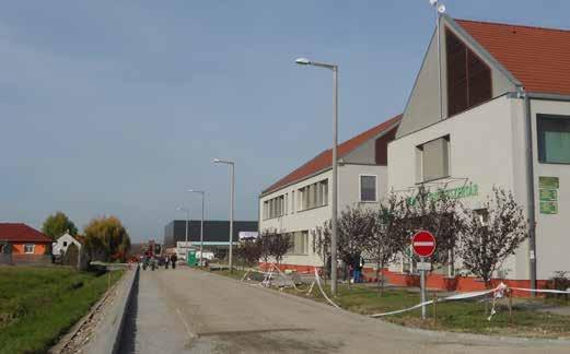 Szín- és anyaghasználatában visszafogott, így a két fő épülettömeget összekötő bejárati