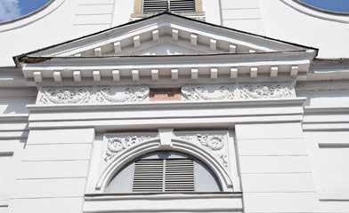 Az utca túloldalán álló református templommal együtt a két épület egyedi utcaképet alkot, és jellegzetes későbarokk és copf hangulatot teremt.