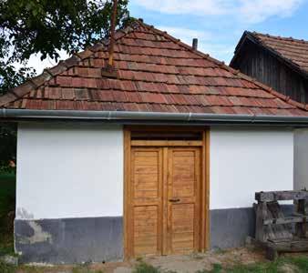 A tető mindig kontyolt, elsősorban náddal fedett, de az