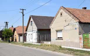 4. VÁROSFEJLÔDÉS Az 1940-50-es évek nyeregtetős lakóházai Az 1960-as évektől jellemző sátortetős kockaház Az 1970-es évek városépítésének
