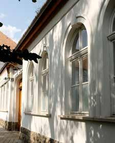 Az osztott téglány alakú fa nyílászárók hagyományosak.