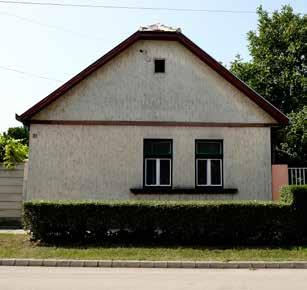 A nyílászárók, zsalugáterek szintén fa anyagúak. A tömör faajtót gyakran téglaborítás keretezi.