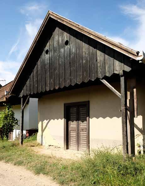 A több száz pincéből, présházból álló pincefalvak egyedi építészeti arculatot mutatnak.