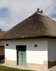 anyagokkal - fával, téglával -