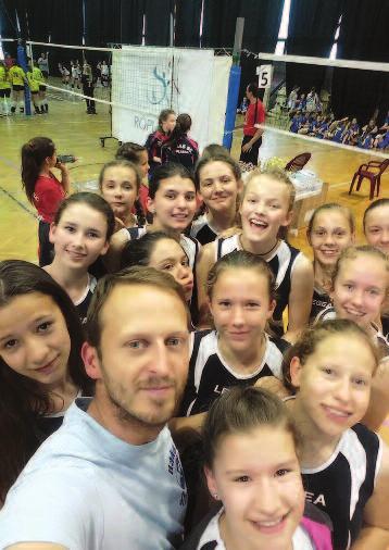 A tornatrm mlltt több métr magas salaktömbök mrdztk. Két év múlva zk hlyén kzdődött l a szabadtéri sportpályák kialakítása.