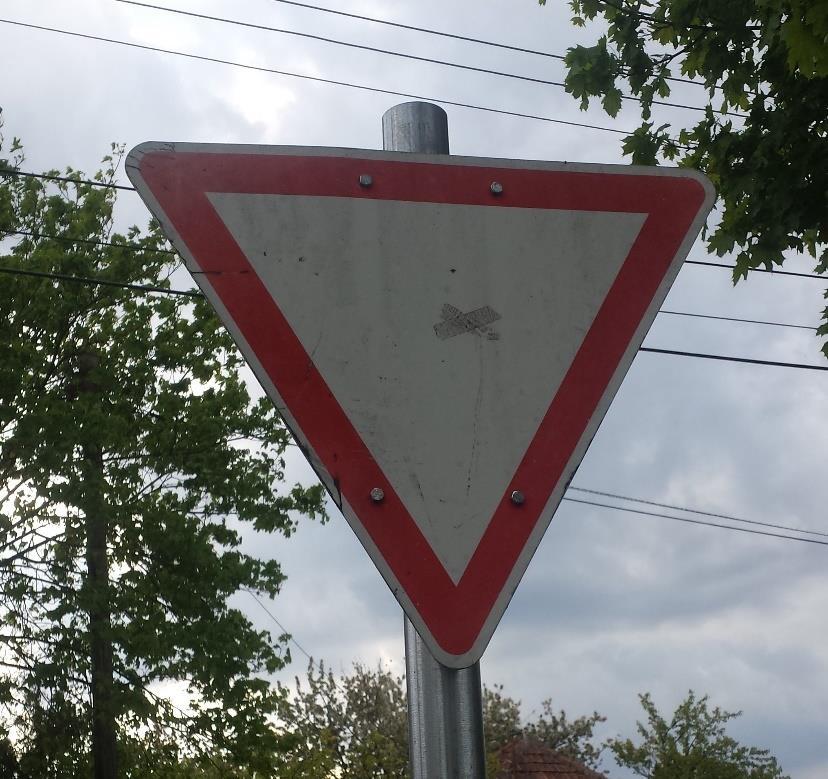 Megfelelő állapotúak, amelyeken kisebb sérülések, görbületek és némi korrózió található.