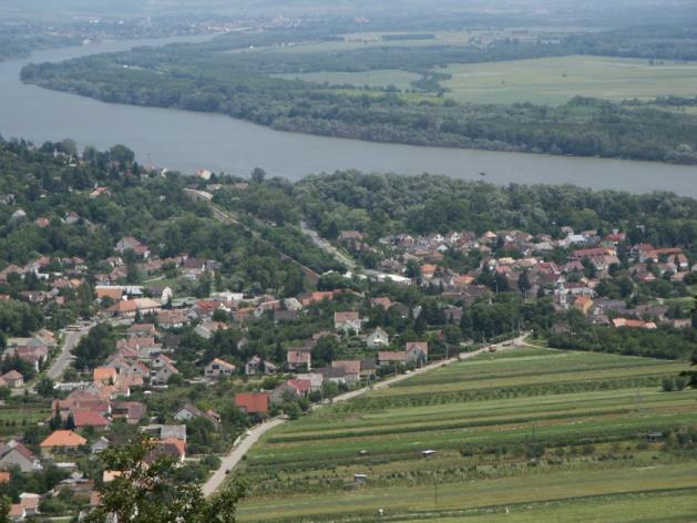 I) KÜLTERÜLETEK Svájci földek Újfaluval a háttérben Forrás: GoogleEarth Panoramio Duna-part Forrás: saját fotó A külterület három fő részre oszlik: mezőgazdasági terület, ártér, és természetvédelmi