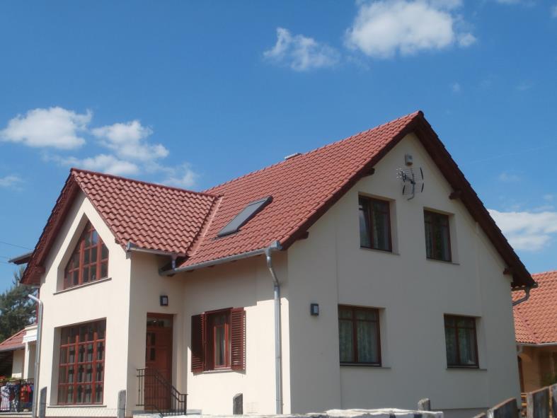 Új építésű lakóépület a főúttól délre.