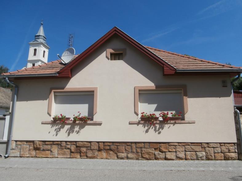 B) ÉPÍTÉSZETI RÉSZLETEK (AJTÓK, ABLAKOK, TORNÁCOK, ANYAGHASZNÁLAT, SZÍNEK, HOMLOKZATKÉPZÉS) Az egyes építészeti részletek bemutatásakor felsorolásra kerültek olyan épületek is, melyek