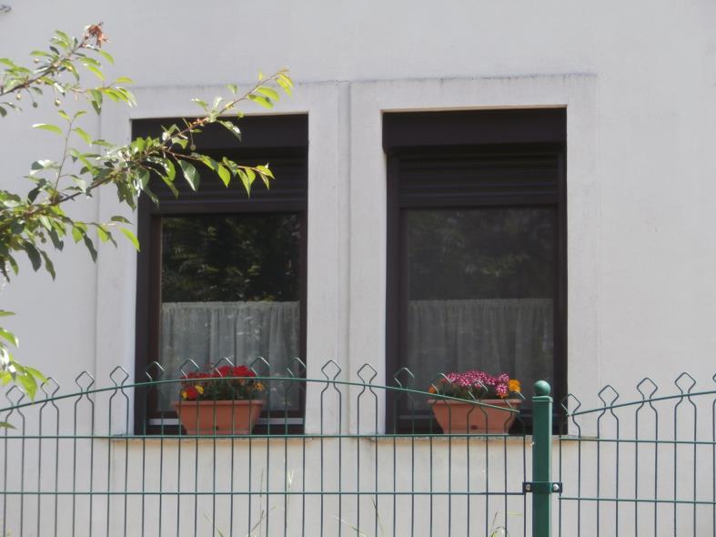 Ablak Újfalu területén. Kialakítása egyszerű, de elegáns.