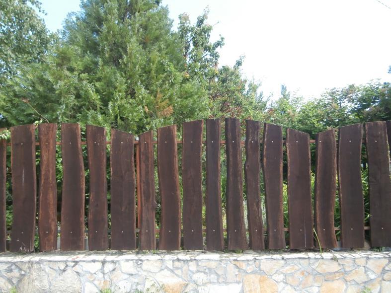 Szabályos megjelenésű, párhuzamos és merőleges vonalak jellemzik.