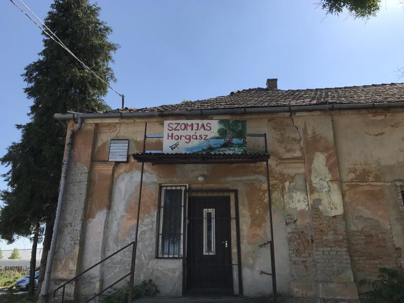 B) REKLÁMHORDOZÓK Cégérek, feliratok, információs táblák, plakátok, óriás plakátok, molinók, meglévő építmény reklámhordozóként való használata.