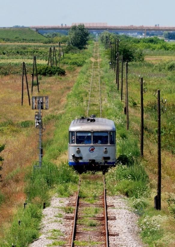 31 16. slika Srpski šinobus u blizini Horgoša (Foto: Ádám Garamvölgyi, http://www.trains.hu/gallery/albums/userpics/10003/dsc_5586_sino.jpg) 17.