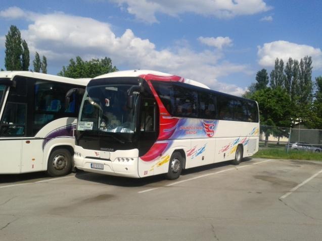 U nekim slučajevima saobraćaju i autobusi na sprat pogodni za prevoz većeg broja putnika (61 sedeći putnik) tipa Ikarus 397.