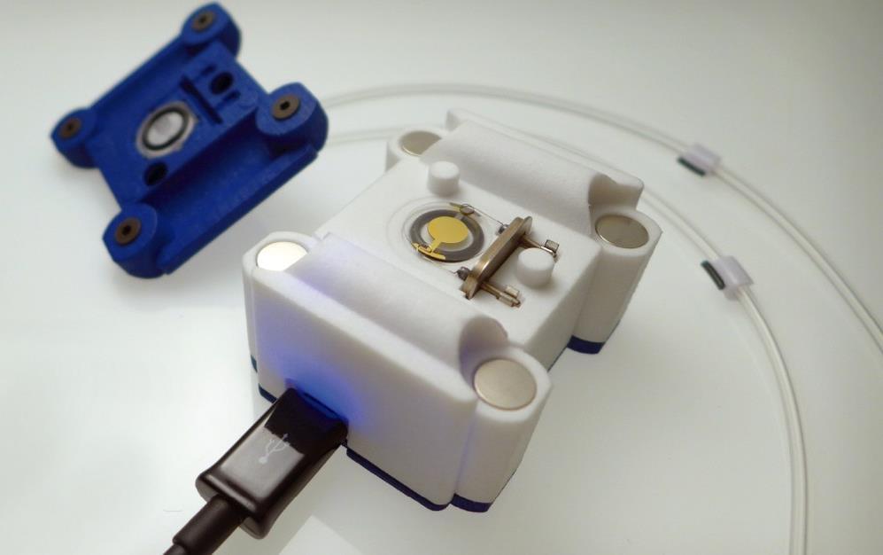 μg Készülék f 0 MHz d elektród mm C f Hz cm 2 Open QCM 10 6 4,42 10 3 SRS QCM200 5 25,4 17,67 10 3 2. Táblázat. Az alkalmazott QCM mérőkristályok paraméterei.
