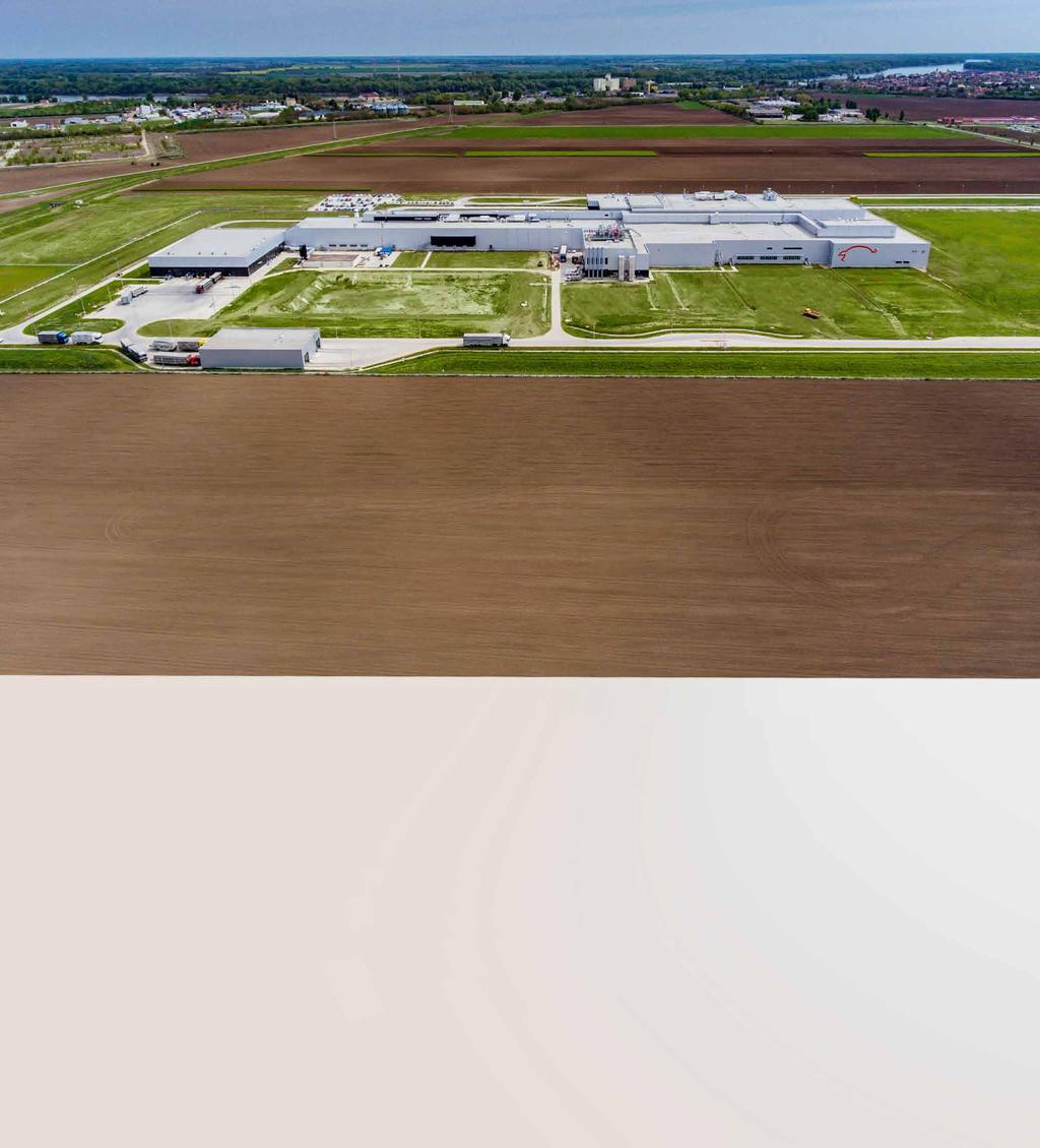 A korszerű üzem egy műszakban 800 ezer normál és 100 ezer nagysúlyú sertés levágására képes, mely állatok részben a Bonafarm termelői együttműködési rendszerének kis- és közepes méretű állattenyésztő