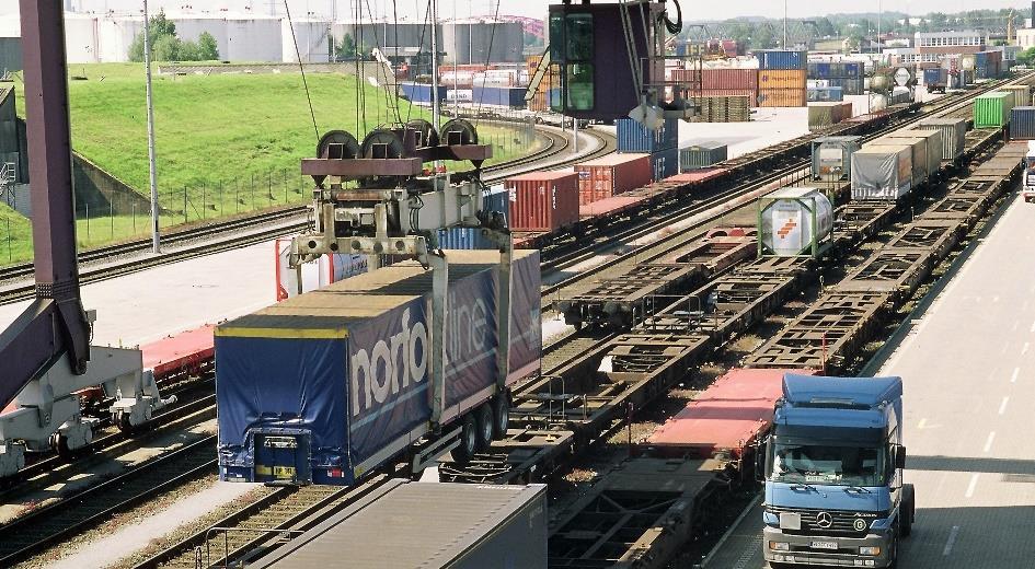 - 7 - Kombinált szállítás (combined transport): amikor egy szerződés keretében 2 vagy több szállítási ágazat vesz részt egy adott szállítási