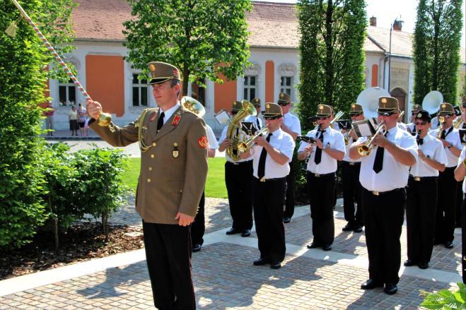 Szeretetszolgálat Csilla von Boeselager Gondviselés Háza Idősek Napközi Otthonában. A kép forrása: http://sysykeptara.blogspot.hu/2014/02/ Munkássága és életútja máig megosztja a közvéleményt.