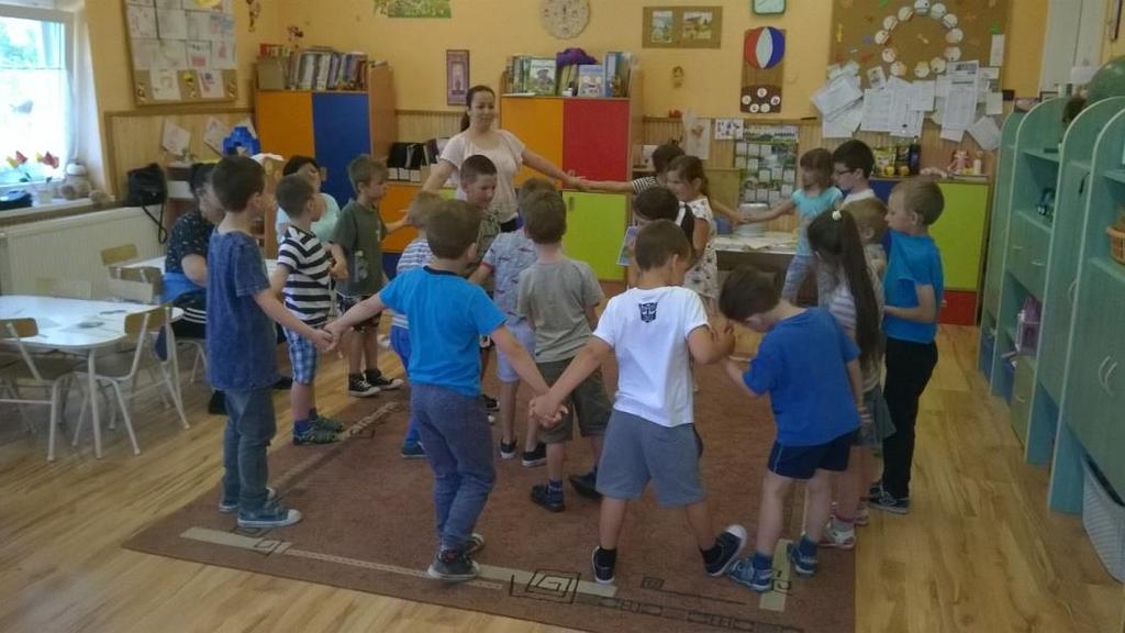 május 23-án a szlovák nemzetiségi jelleget őrző Vértesszőlős település könyvtára közreműködésével kisiskolásokat vont be a foglalkozásba, mely során a gyerekek mondókákkal, népi játékokkal, szlovák