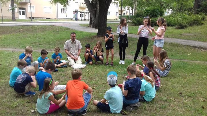 kellett törölnünk; és mások, amiket hirtelen meg kellett rendeznünk leginkább így jellemezhető könyvtári tevékenységünk ezen időszaka.