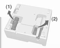 Vegye ki az elektromos csatlakozókábelt (1) és a levegőcsövet (2) a kompresszor alján lévő tárolórekeszekből.